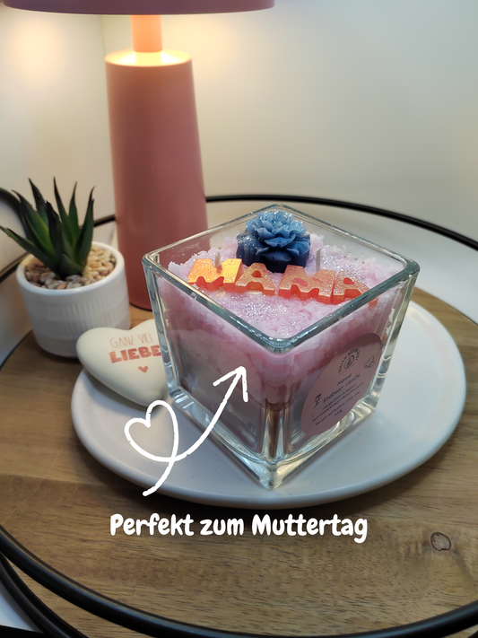 Mama-Duftkerze im Glas mit Erdbeer-Vanille-Duft und dekorativem Mama-Schriftzug