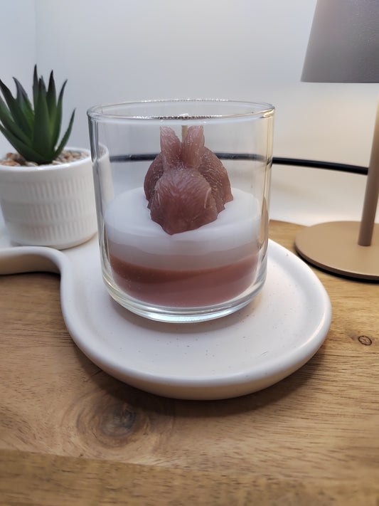 Vorderansicht der handgegossenen Frühlings-Hase-Kerze im klaren Glas
