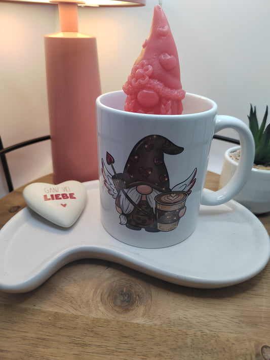 Kerze in weißer Keramiktasse mit rotem Wichtel und dekorativem Kaffee-Wichtel-Motiv