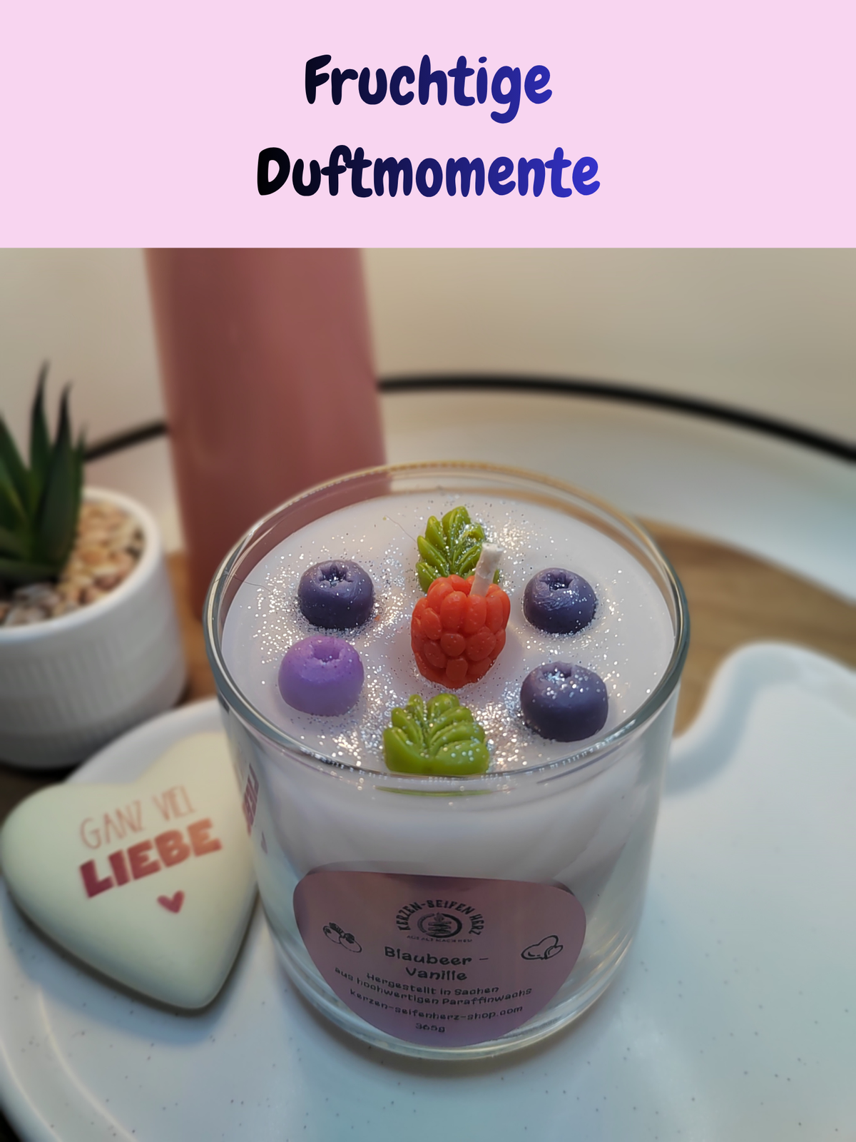 Blaubeer-Vanille-Duftkerze im Glas mit Beeren-Dekor und Text „Fruchtige Duftmomente“