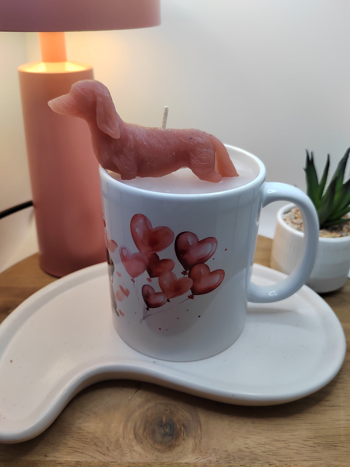 Rückansicht der Dackel-Tasse mit roten Herzballons, Henkel und Wachsfigur