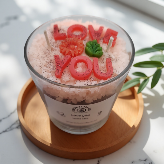 Ansicht von oben auf die Vanillekuchen-Duftkerze mit „Love you“-Schriftzug und zwei Dochten