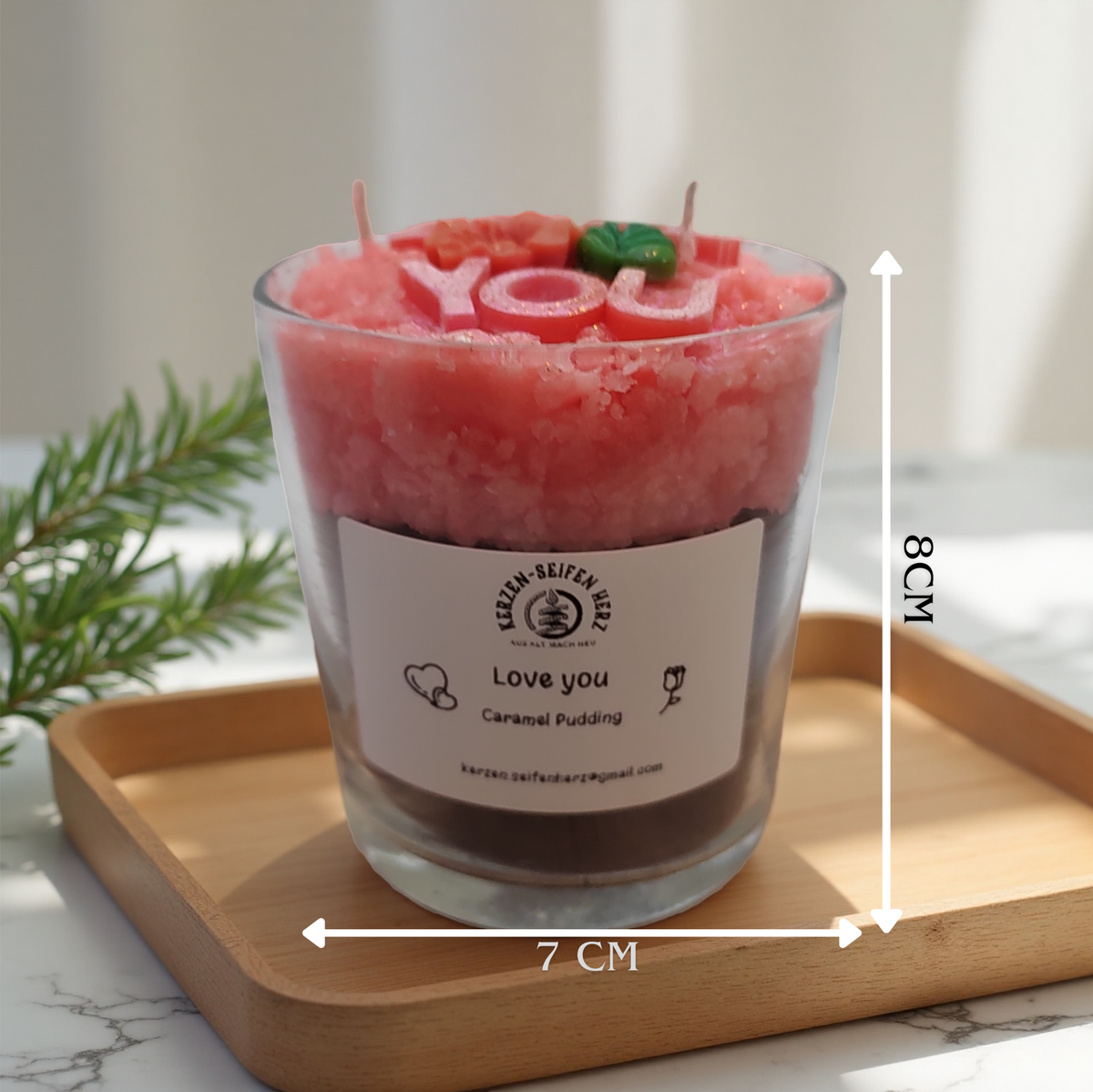 Karamellpudding-Duftkerze im Glas mit Maßen von ca. 8 cm Höhe und 7 cm Breite