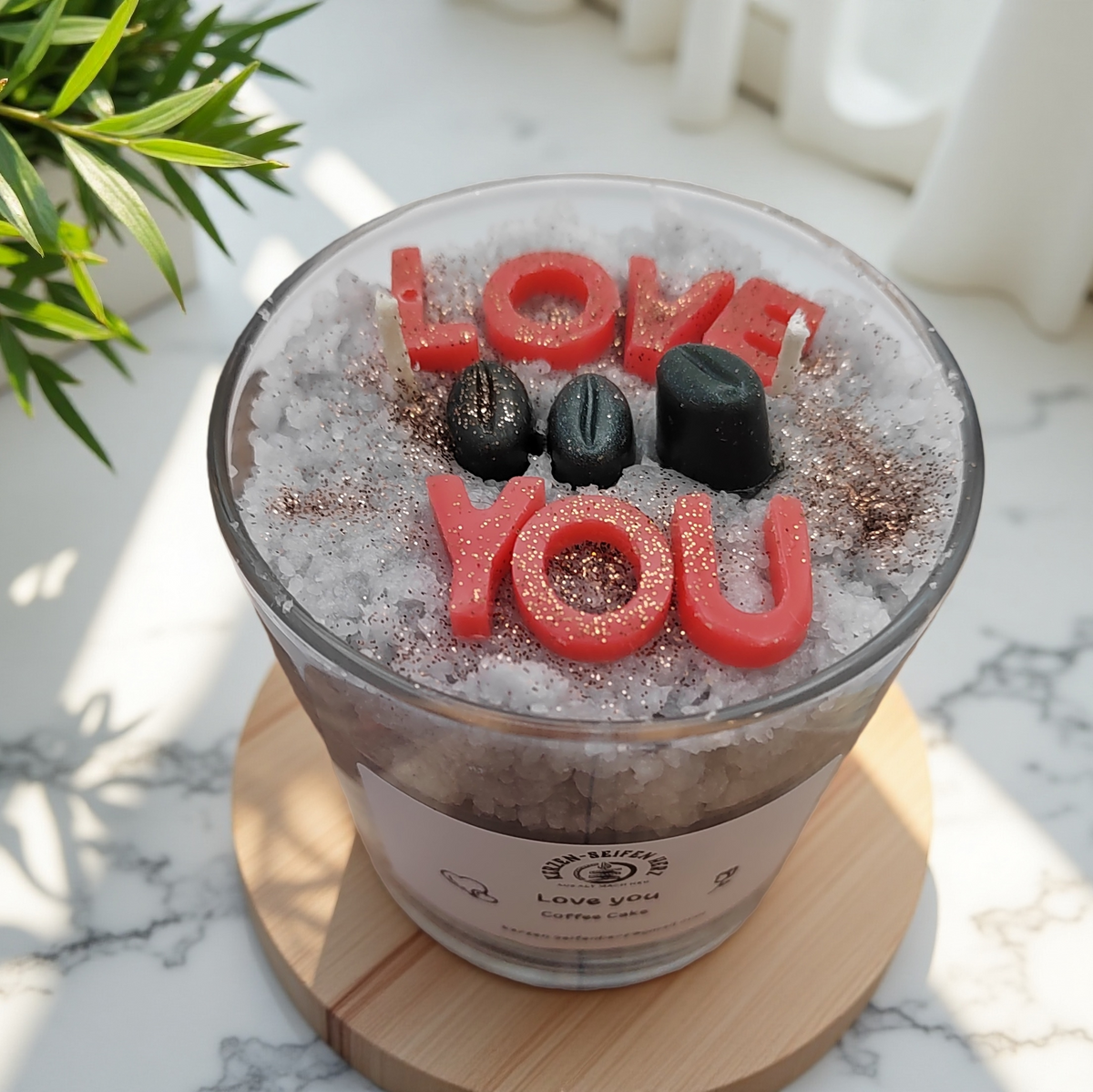 Kaffeekuchen-Duftkerze im Glas mit „Love you“-Schriftzug und schwarzen Wachsdekorationen