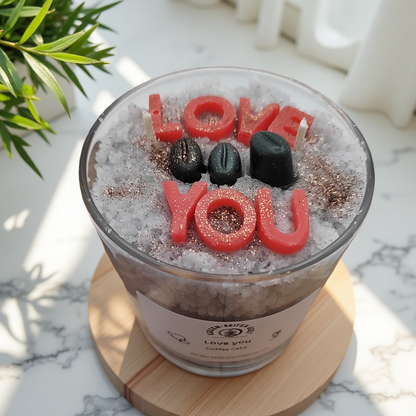 Kaffeekuchen-Duftkerze im Glas mit „Love you“-Schriftzug und schwarzen Wachsdekorationen