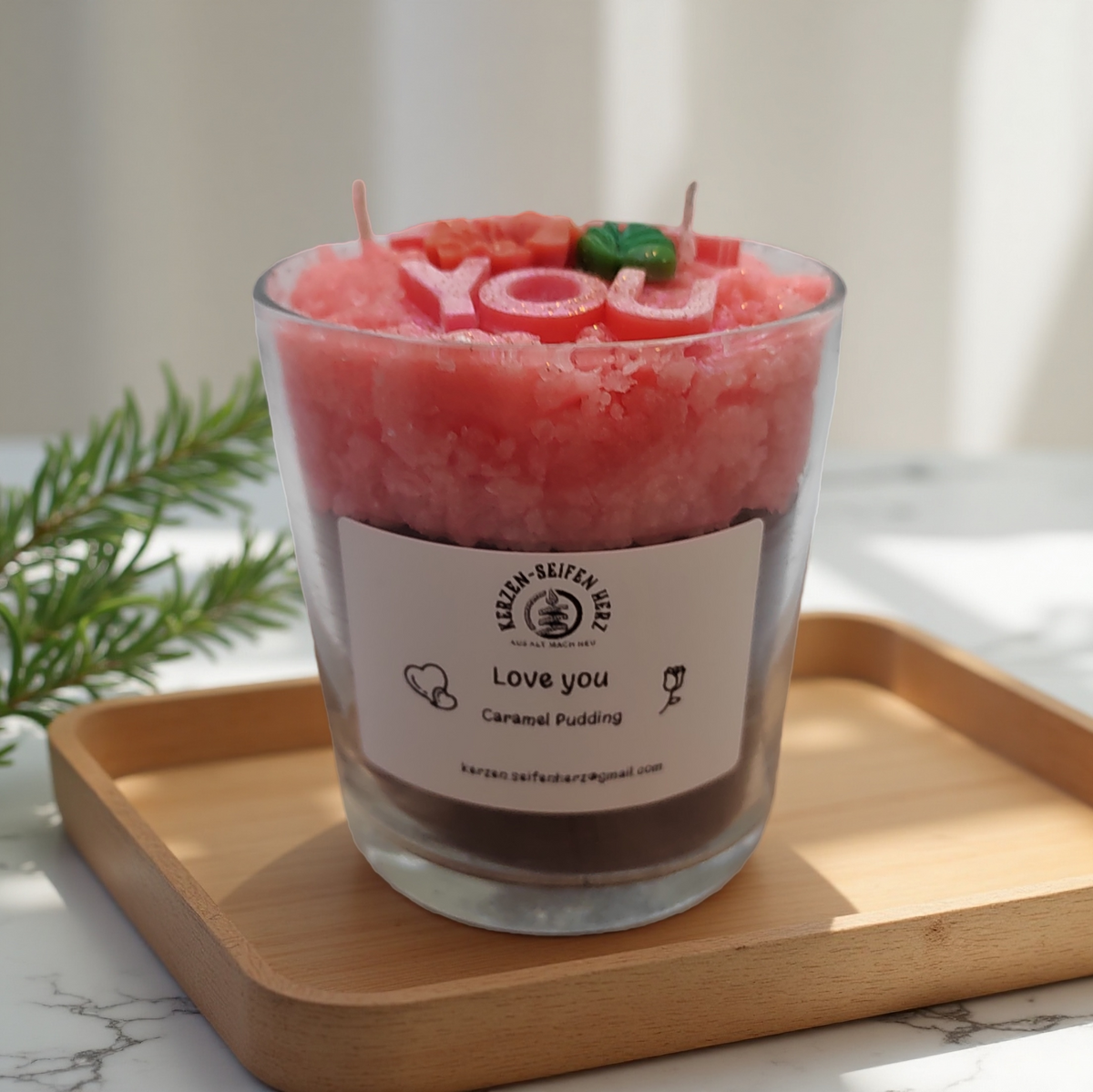 „Love you“-Duftkerze im Glas mit Karamellpudding-Duft und rosafarbener Wachsgestaltung
