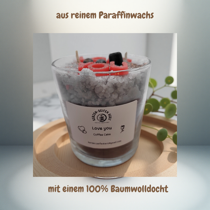 „Love you“-Duftkerze aus Paraffinwachs mit zwei Baumwolldochten und Kaffeekuchen-Duft