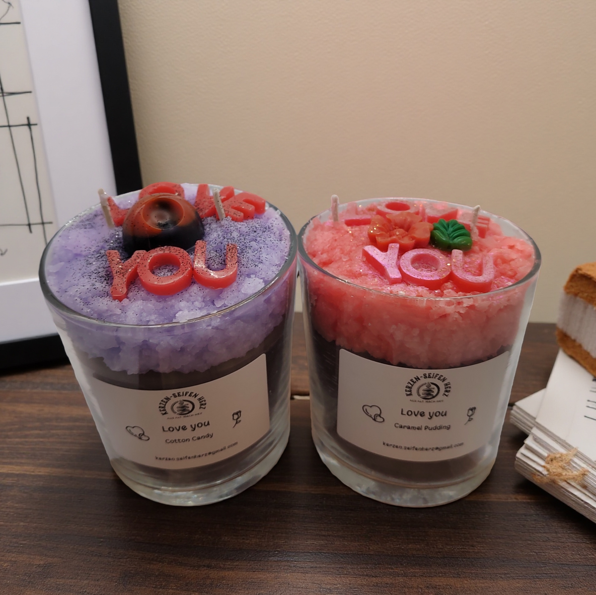 Zwei „Love you“-Duftkerzen in den Varianten Zuckerwatte und Karamellpudding