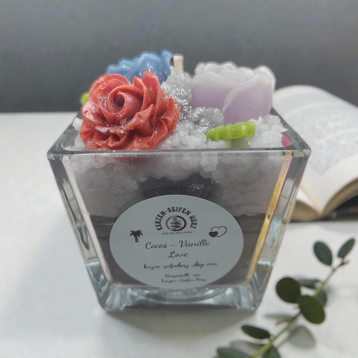 Handgegossene Duftkerze Vanilliger Rosenzauber im Glas mit Wachsrosen-Dekoration, Kerzen-Seifen Herz, Cocos-Vanille Duft