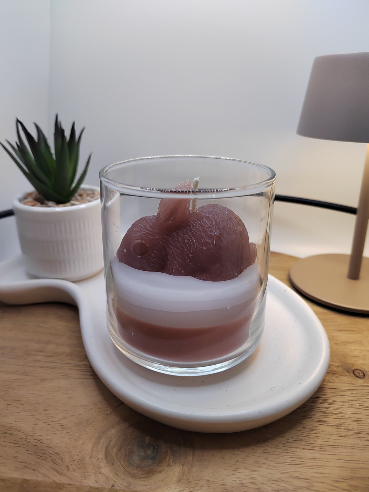 Seitliche Ansicht des rosa Hasenmotivs auf der Frühlings-Duftkerze im Glas