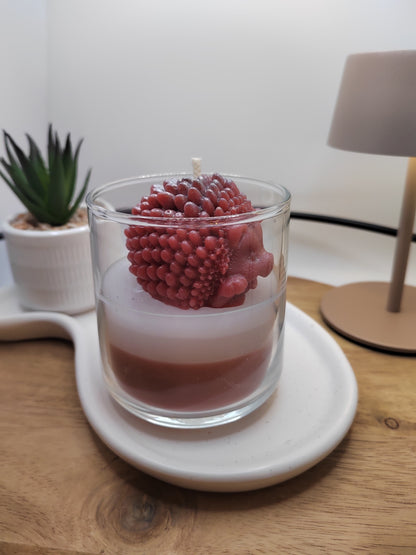 Nahaufnahme des dekorativen Igels auf der Duftkerze im Glas