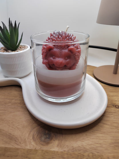Frühlings-Igel-Duftkerze im Glas mit dekorativem Igelmotiv