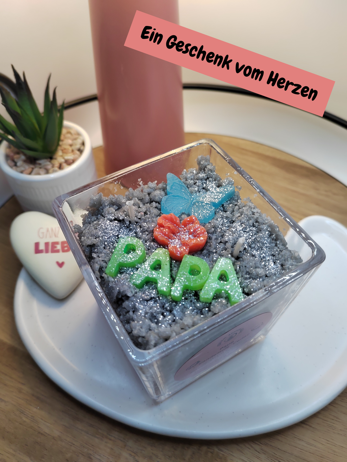 Handgegossene Papa-Duftkerze im quadratischen Glas mit liebevoller Dekoration