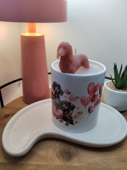 Dackel-Tasse mit Kerze auf weißem Tablett vor einer rosa Tischlampe