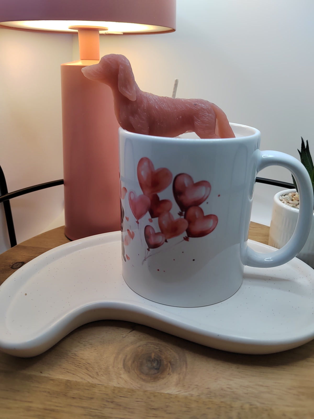 Rückansicht der weißen Dackel-Tasse mit roten Herzballons und sichtbarem Henkel
