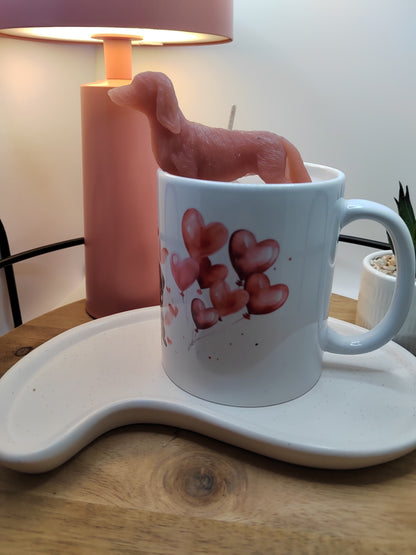 Rückansicht der weißen Dackel-Tasse mit roten Herzballons und sichtbarem Henkel