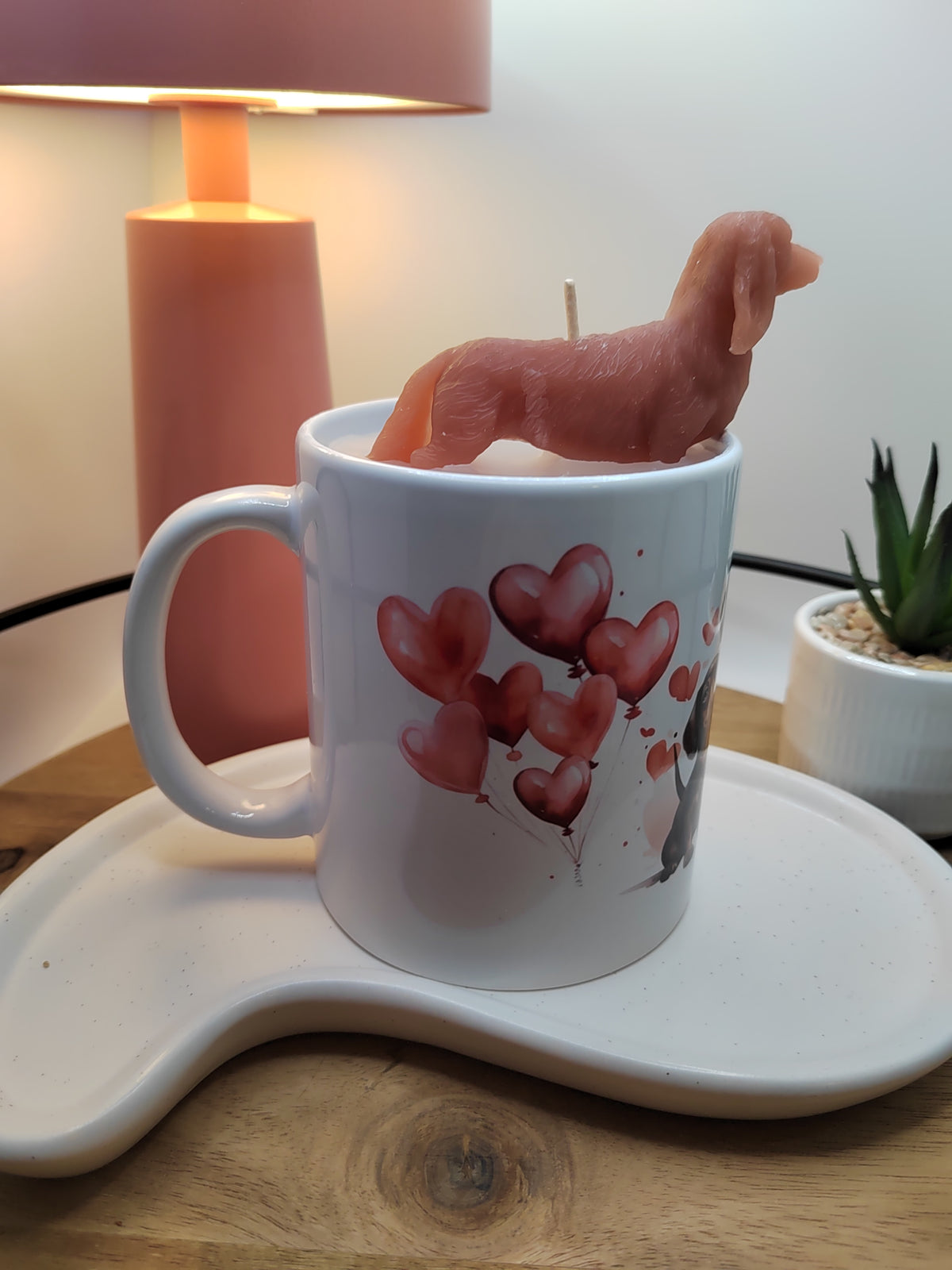 Seitliche Ansicht der Dackel-Tasse mit Henkel, Herzballons und roter Wachsfigur