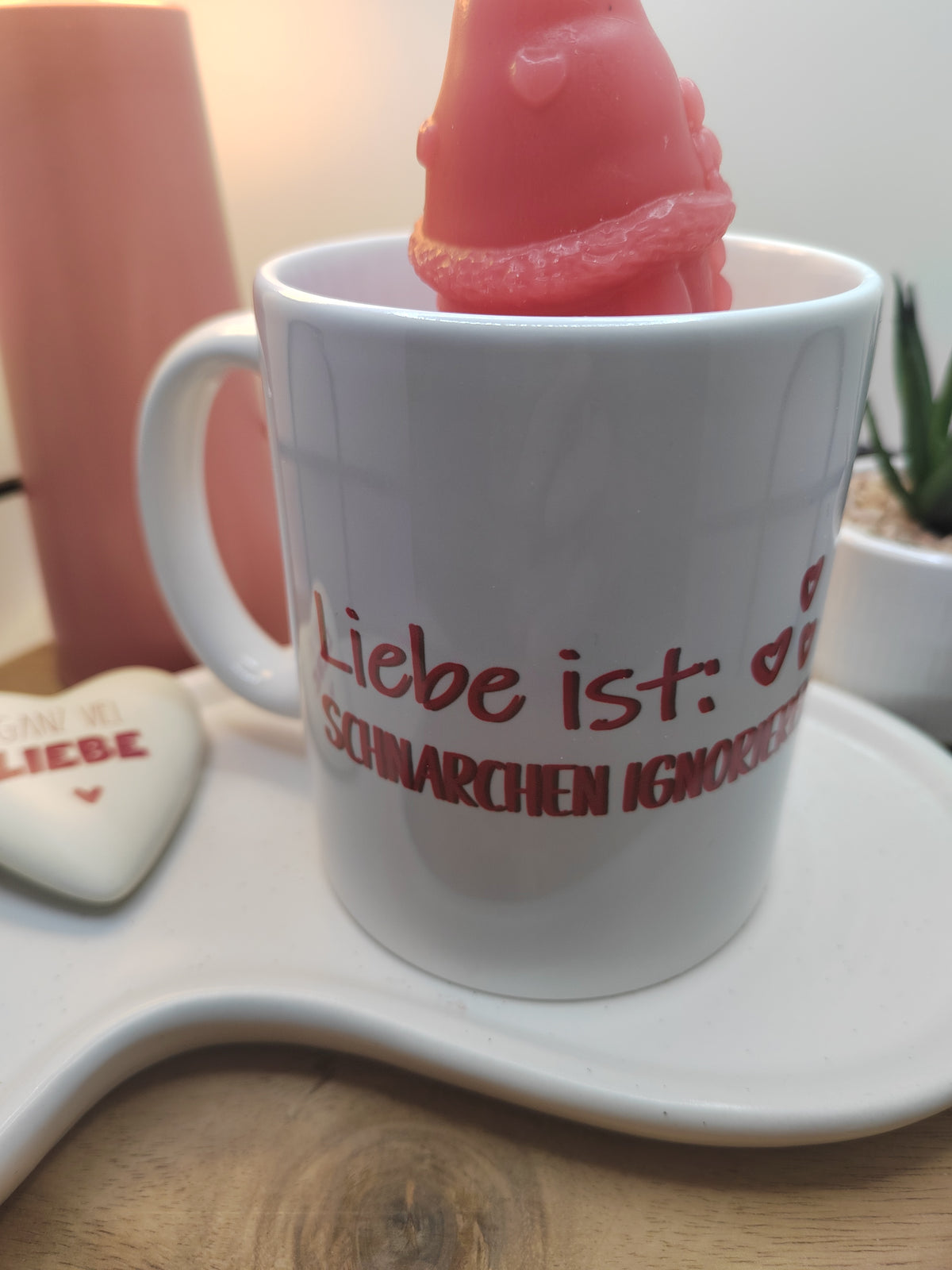 Detailansicht der Keramiktasse mit rotem Wichtel und humorvollem Beziehungsspruch