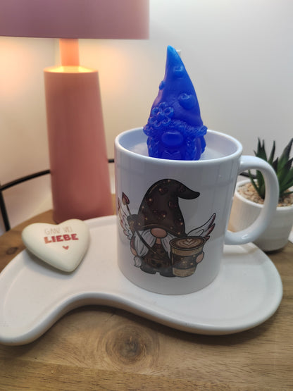 Kerze in weißer Tasse mit blauem Wichtel und dekorativem Kaffee-Wichtel-Motiv