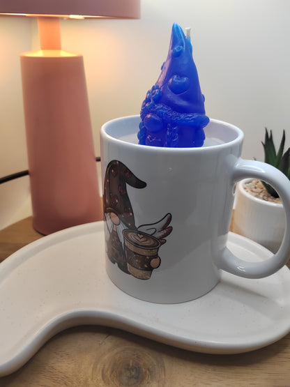 Seitliche Ansicht der Kerze in Keramiktasse mit blauem Wichtel und Kaffee-Wichtel-Motiv