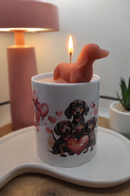 Brennende Dackel-Kerze in weißer Keramiktasse mit Herzmotiv und roter Wachsfigur