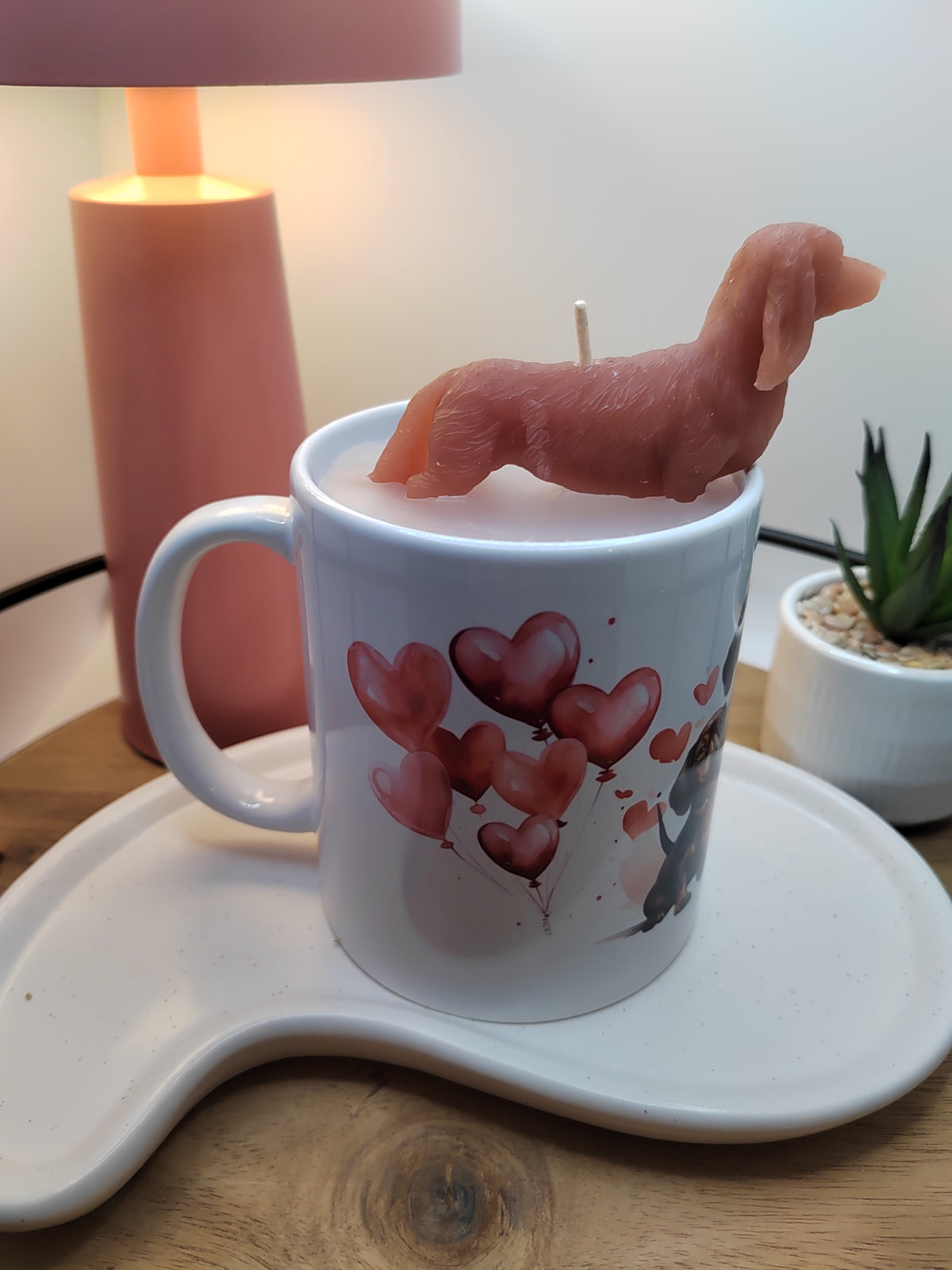 Seitliche Dackel-Tasse mit roten Herzballons und handgegossener Wachsfigur