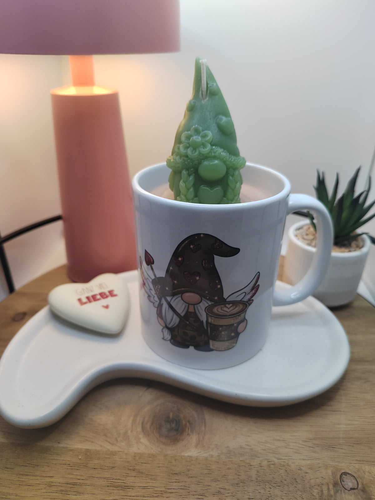 Kerze in weißer Tasse mit grünem Wichtel und dekorativem Kaffee-Wichtel-Motiv