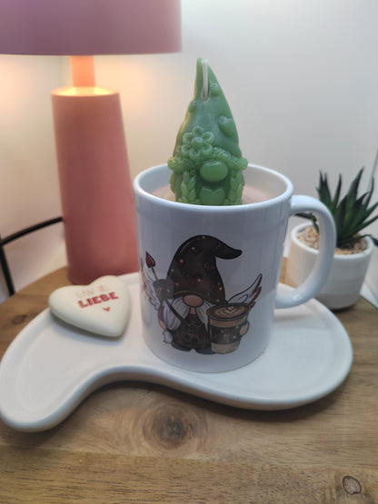 Kerze in weißer Tasse mit grünem Wichtel und dekorativem Kaffee-Wichtel-Motiv