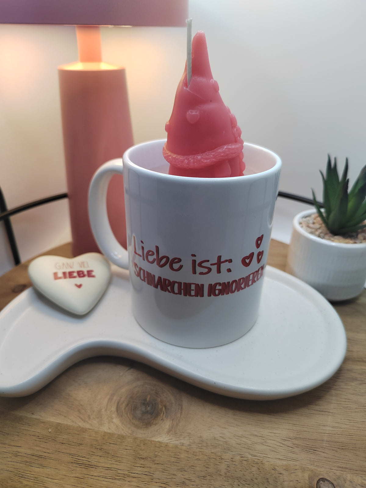 Handgegossene Kerze in Keramiktasse mit rotem Wichtel und Spruch zum Schnarchen