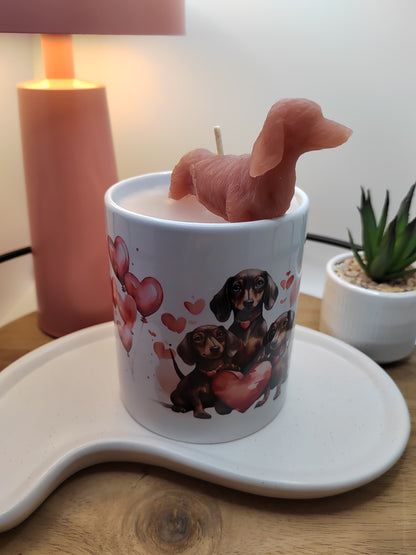 Dackel-Tasse mit Kerze, roter Wachsfigur und drei Dackeln mit Herzmotiv