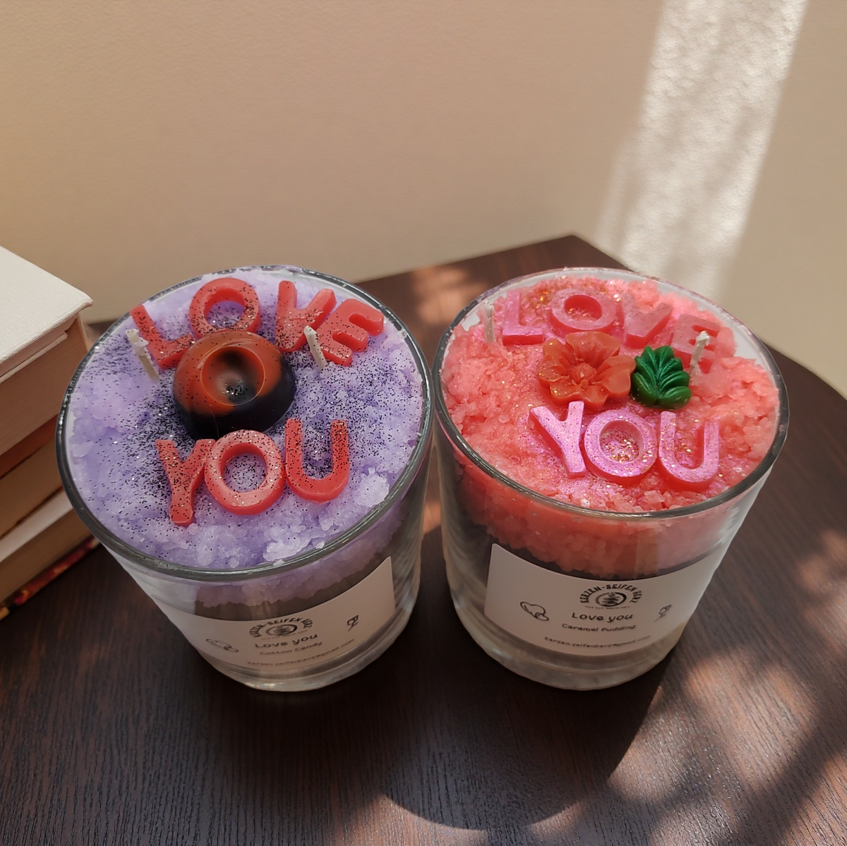 Zuckerwatte- und Karamellpudding-Duftkerze mit „Love you“-Dekoration von oben