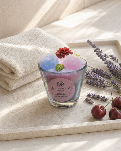 Lavendel-Kirsch Duftkerze im ruhigen Wohlfühlambiente mit Lavendel, Badesalz und weichen Stoffen