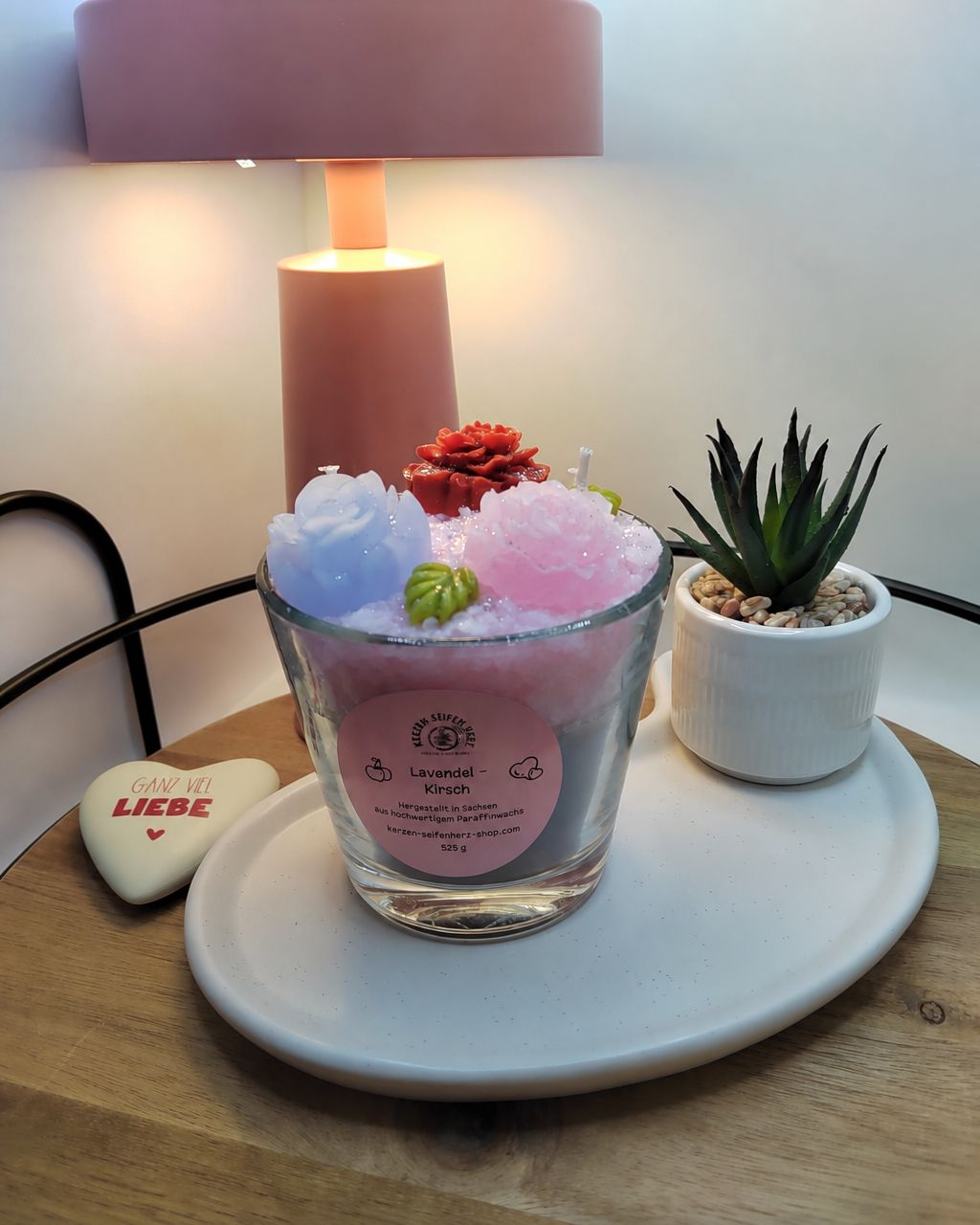 Lavendel-Kirsch Duftkerze auf hellem Teller mit Herzdeko „Ganz viel Liebe“, Lavendel und Kirschen