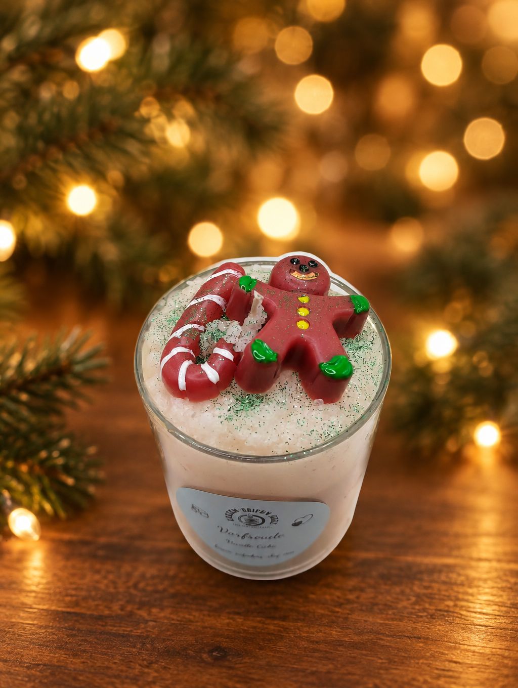 Weihnachtskerze im Glas „Vorfreude – Vanille Cake“ vor goldenem Bokeh-Lichterhintergrund