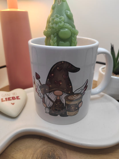 Nahaufnahme der Kerze mit grünem Wichtel und dekorativem Kaffee-Wichtel auf der Tasse