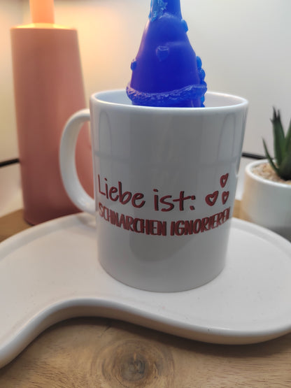 Detailansicht der Keramiktasse mit blauem Wichtel und Spruch „Liebe ist: Schnarchen ignorieren“