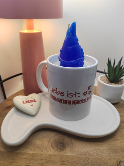 Kerze in Keramiktasse mit blauem Wichtel in Rückansicht und humorvollem Spruch