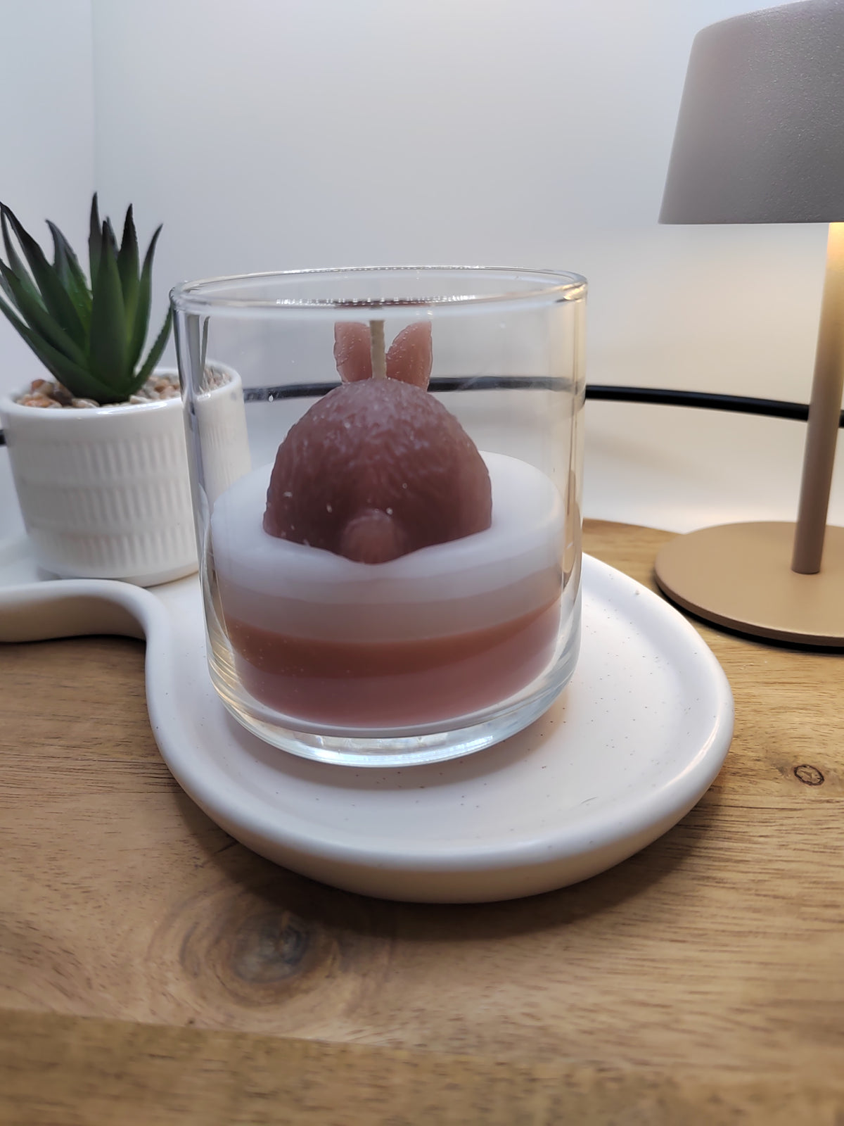 Rückansicht des dekorativen Hasenmotivs auf der handgegossenen Kerze im Glas