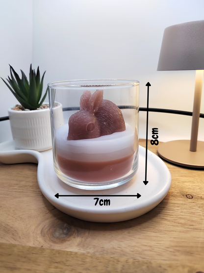 Frühlings-Hase-Kerze im Glas mit Maßen von ca. 8 cm Höhe und 7 cm Breite
