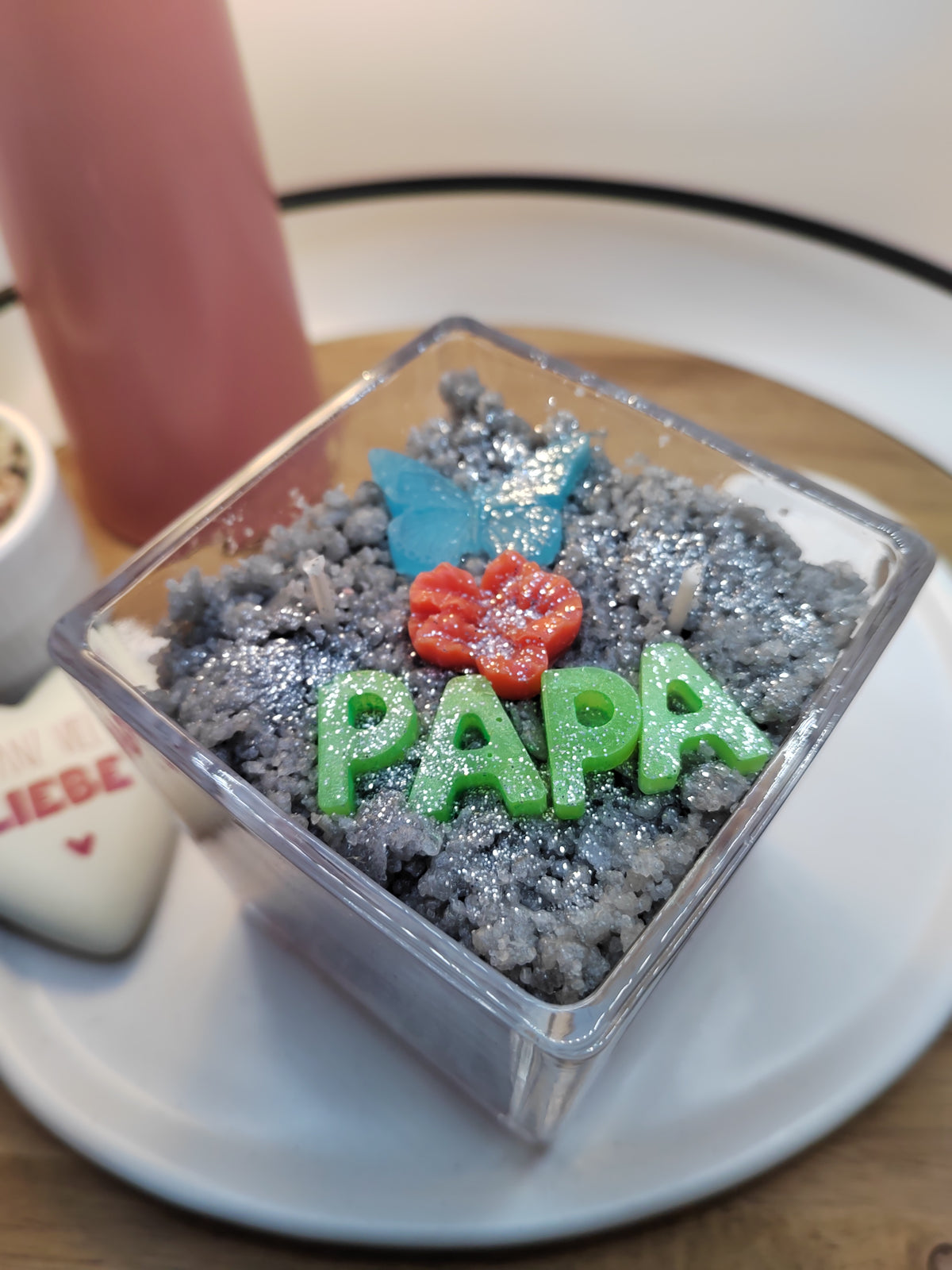 Papa-Duftkerze im Glas mit Sandelholz-Cedar-Duft, Schriftzug, Blume und Schmetterling