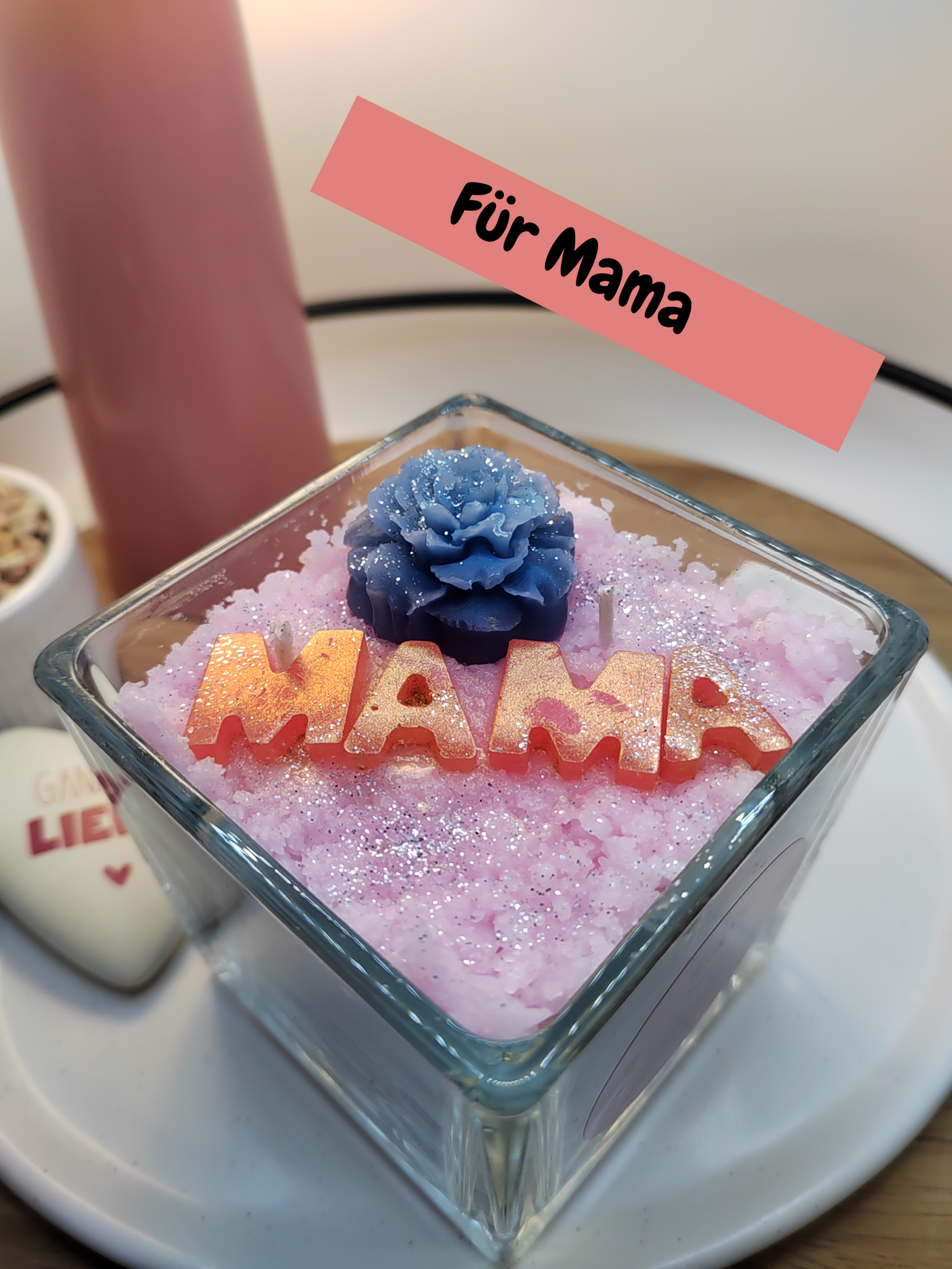 Mama-Duftkerze im Glas mit Erdbeer-Vanille-Duft und dekorativem Mama-Schriftzug