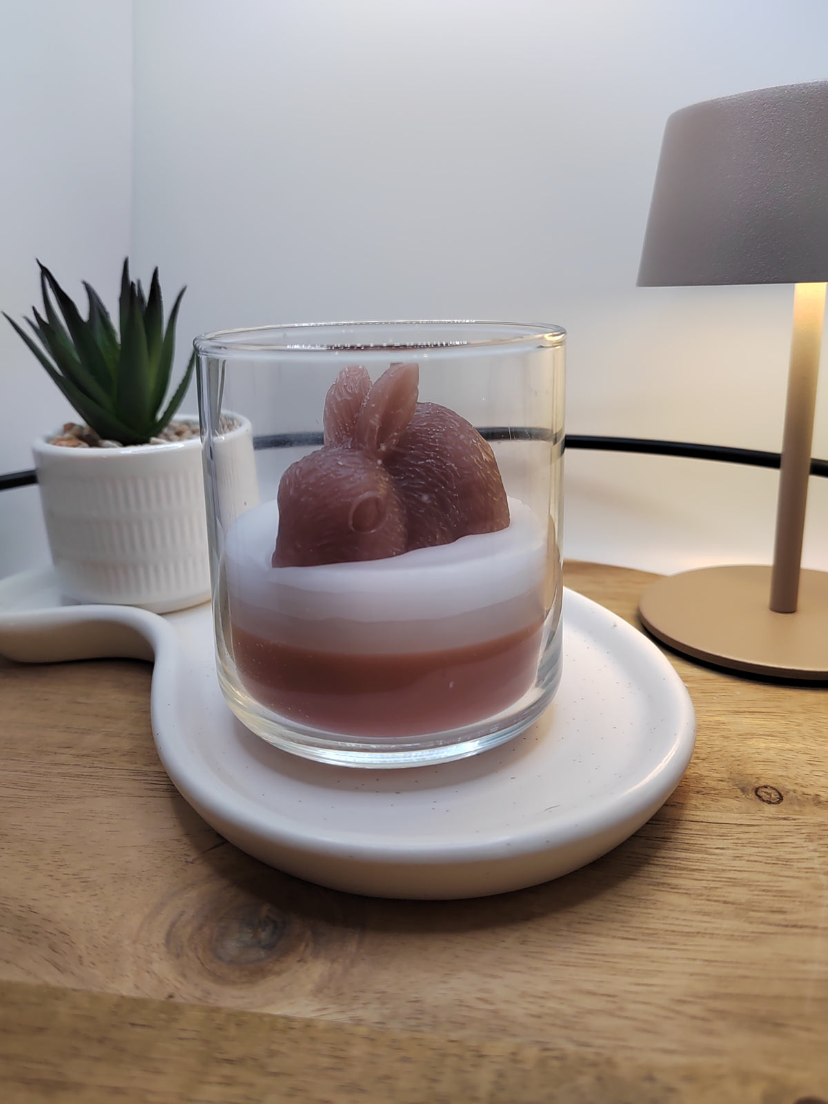 Frühlings-Hase-Duftkerze im Glas mit rosa Hasenmotiv und zweifarbiger Wachsschicht