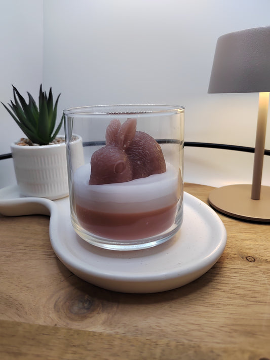 Frühlings-Hase-Duftkerze im Glas mit rosa Hasenmotiv und zweifarbiger Wachsschicht
