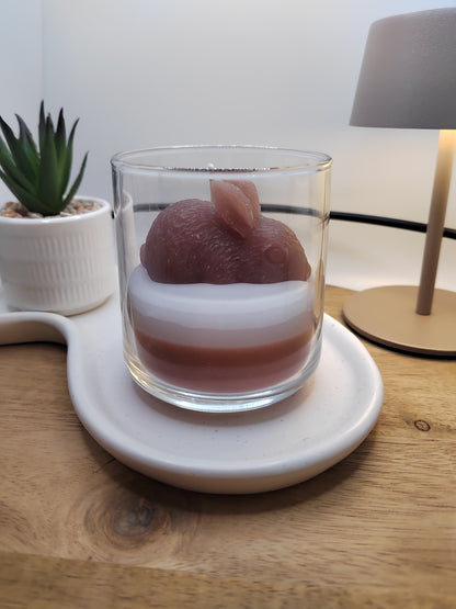 Frühlings-Hase-Kerze im Glas mit seitlicher Ansicht des handgefertigten Hasenmotivs