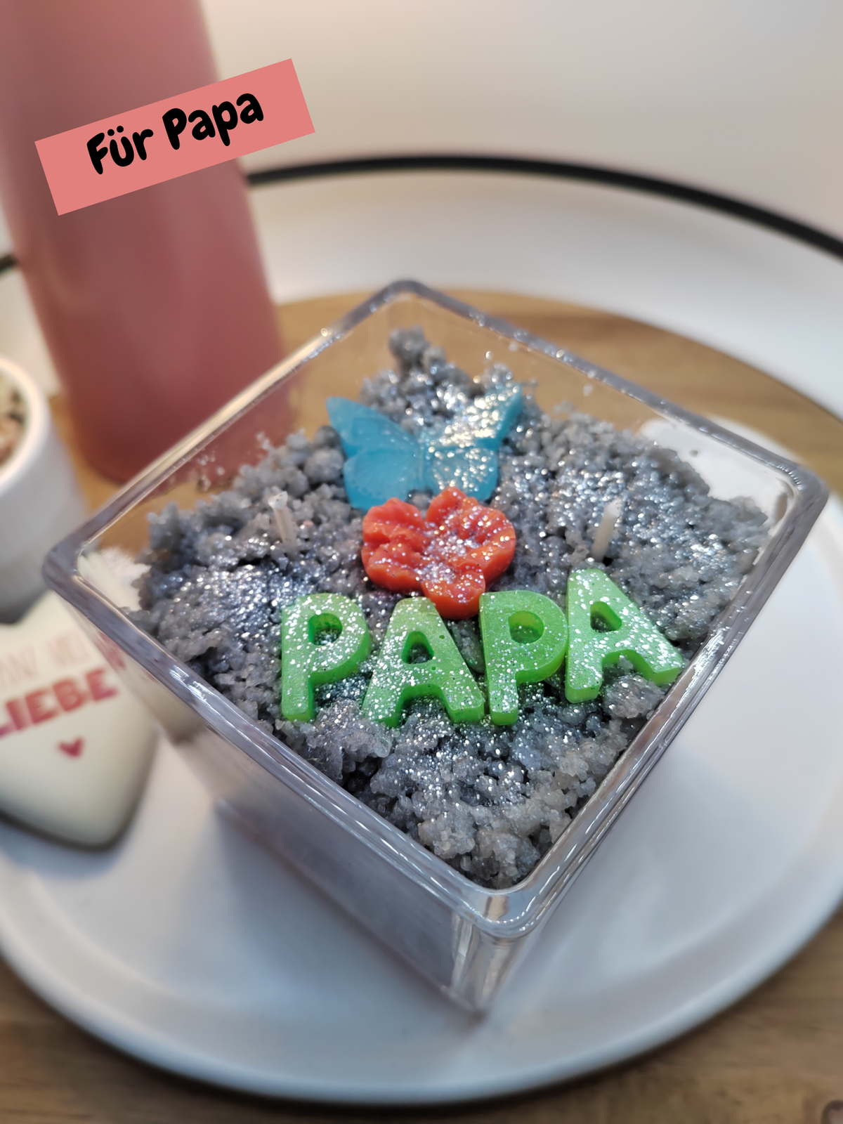 Papa-Duftkerze im Glas mit Sandelholz-Cedar-Duft, Schriftzug, Blume und Schmetterling