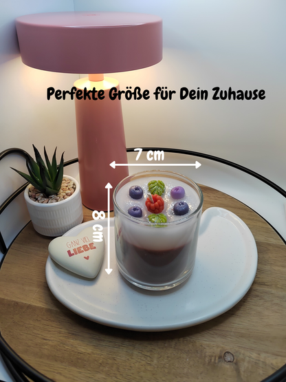 Blaubeer-Vanille-Duftkerze im Glas mit Maßen von ca. 8 cm Höhe und 7 cm Breite