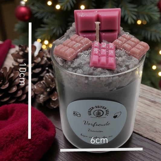 Größenansicht der Tiramisu-Weihnachtskerze im Glas mit Maßangaben von ca. 10 cm Höhe und 6 cm Durchmesser