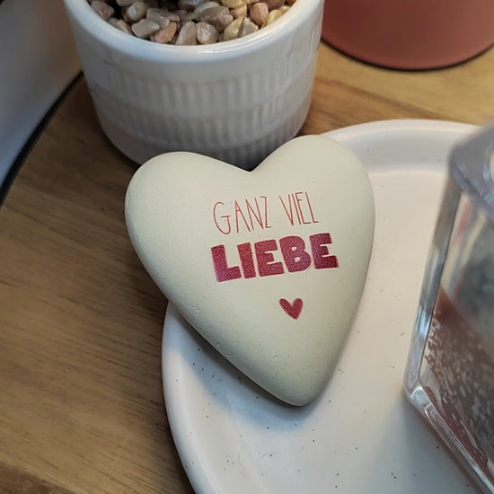 Diese Duftkerze im Glas ist eine liebevolle Vatertag Geschenkidee und ein besonderes Geschenk für Partner, das von mir in Deutschland von Hand gegossen und mit viel Liebe zum Detail gefertigt wird.
Jede einzelne Kerze ist ein kleines Unikat – keine Massenware, sondern ein besonderes Stück Handarbeit.
