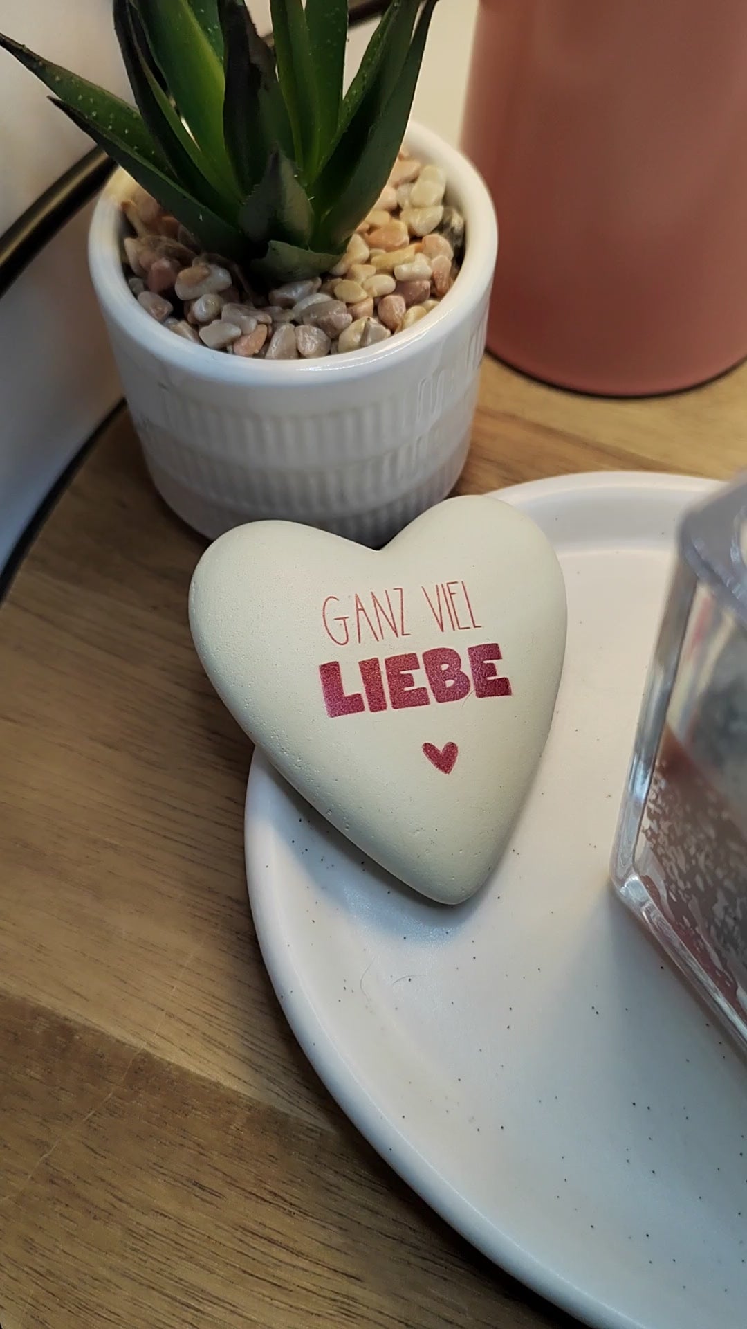 Diese Duftkerze im Glas ist eine liebevolle Vatertag Geschenkidee und ein besonderes Geschenk für Partner, das von mir in Deutschland von Hand gegossen und mit viel Liebe zum Detail gefertigt wird.
Jede einzelne Kerze ist ein kleines Unikat – keine Massenware, sondern ein besonderes Stück Handarbeit.