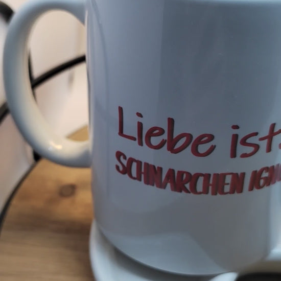 Videovorschau der Kerze in Keramiktasse mit rosa Wichtel und humorvollem Spruch

Das Vorschaubild zeigt eine Nahaufnahme der Tasse mit rosa Wichtel und einem Ausschnitt des Spruches.